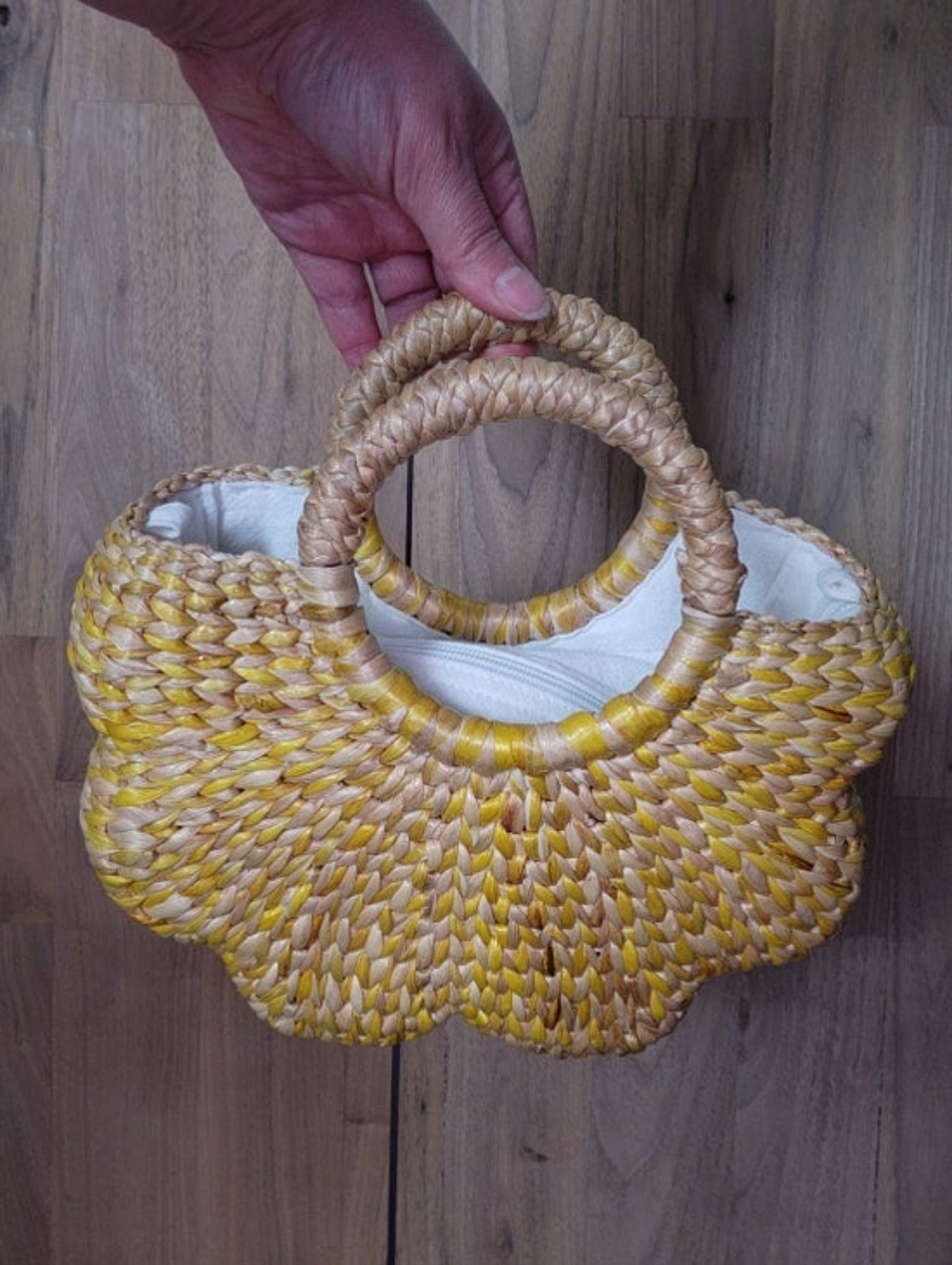 Linchawa Medium Scalloped Handbag in Yellow